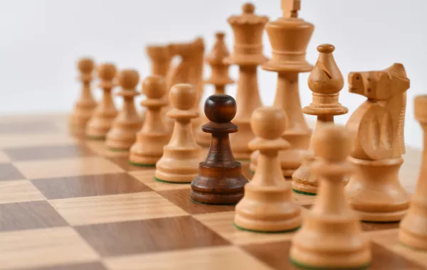 بطولة الشارقة للشطرنج. الصورة من موقع unsplash by Randy Fath