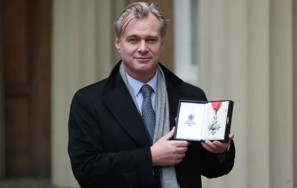 كريستفور نولان Christopher Nolan خلال تكريمه من قبل الأمير ويليام عام 2019 (مصدر الصورة: AFP / POOL / Andrew Matthews)