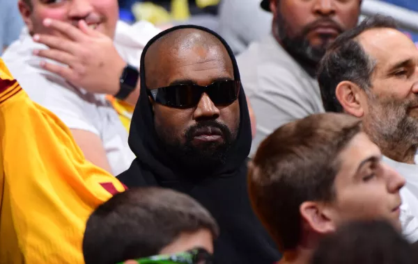 كانييه ويست Kanye West يشاهد مباراة Cleveland Cavaliers  وLA Clippers في 7 من إبريل 2024 (مصدر الصورة: Adam Pantozzi / NBAE / Getty Images / Getty Images via AFP)