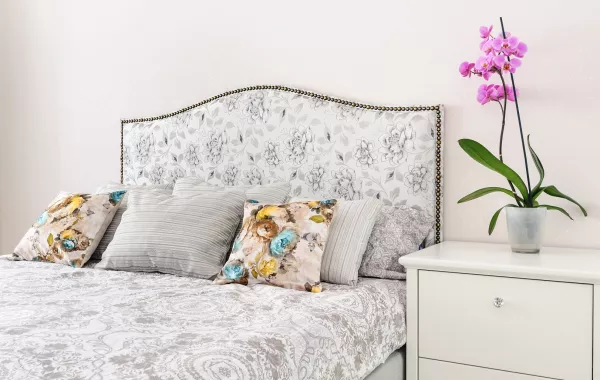 سرير مزود بهيدبورد، منجدة ومزينة بالأزهار
