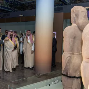 الأمير بدر بن عبدالله بن فرحان يزور معرض "العلا: واحة العجائب في الجزيرة العربية" - الصورة من حسابه الرسمي على منصة إكس