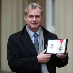 كريستفور نولان Christopher Nolan خلال تكريمه من قبل الأمير ويليام عام 2019 (مصدر الصورة: AFP / POOL / Andrew Matthews)