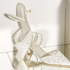 حذاء للعرائس من ديون Dune- الصورة من المكتب الإعلامي للدار 