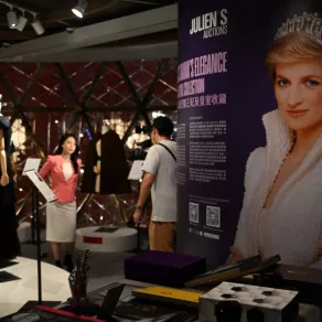 الملابس التي ارتدتها الأميرة ديانا في معاينة إعلامية قبل المزاد الذي نظمته دار جوليانز للمزادات بهونغ كونغ (outfits once worn by Princess Diana at a media preview in Hong Kong). مصدر الصورة: Peter PARKS / AFP
