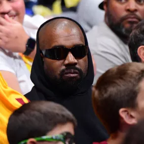 كانييه ويست Kanye West يشاهد مباراة Cleveland Cavaliers  وLA Clippers في 7 من إبريل 2024 (مصدر الصورة: Adam Pantozzi / NBAE / Getty Images / Getty Images via AFP)