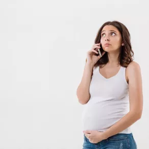 صورة لامرأة حامل تتحدث في الهاتف