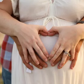 صورة لحامل وزوجها يشعران بحركة الجنين