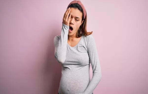 صورة لامرأة حامل تشعر بالنعاس