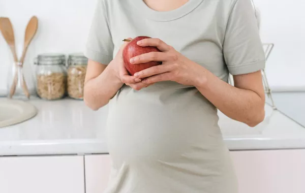 تعالج  الفواكه الحمراء الأنيميا عند النساء الحوامل
