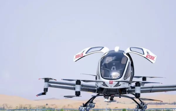طائرة بدون طيار مع راكب تنطلق من أبوظبي. الصورة من مكتب أبوظبي الإعلامي