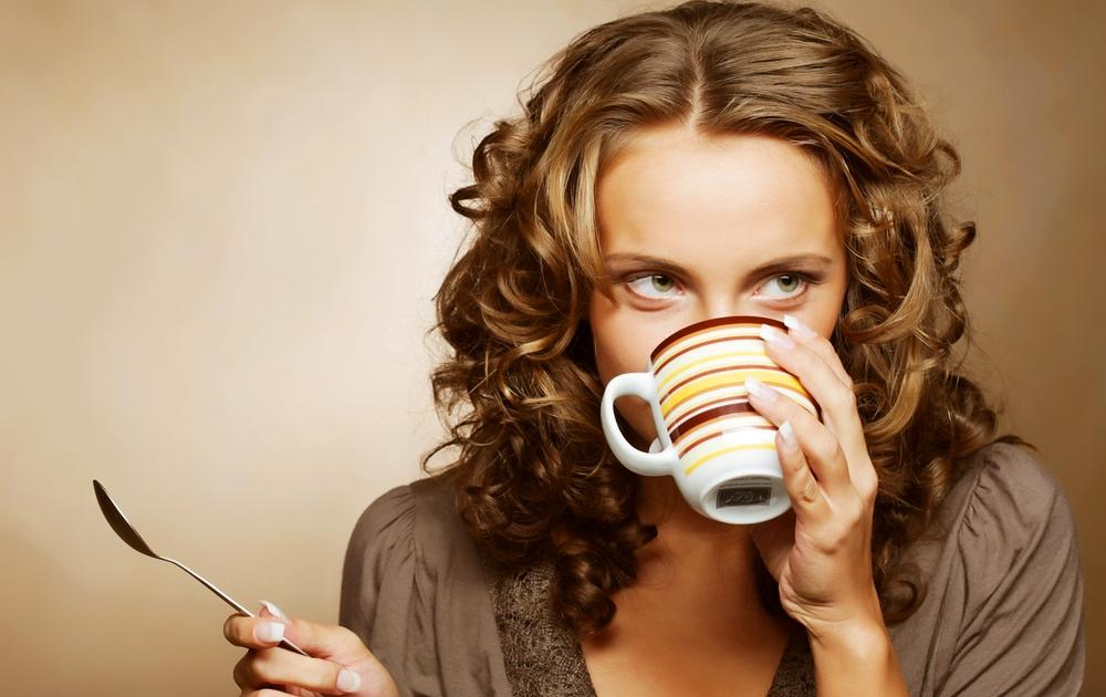 كيف يؤثر شرب القهوة سلبا على الفتيات؟