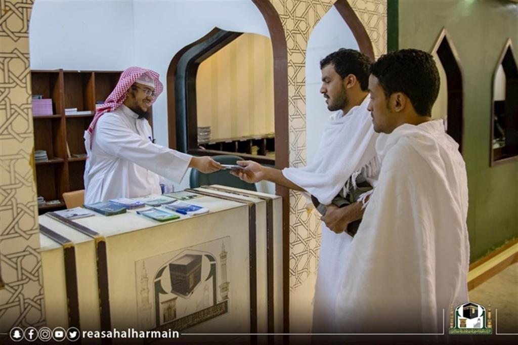 توزيع أكثر من 4000 نسخة من الكتب الشرعية لقاصدي المسجد الحرام   مجلة سيدتي