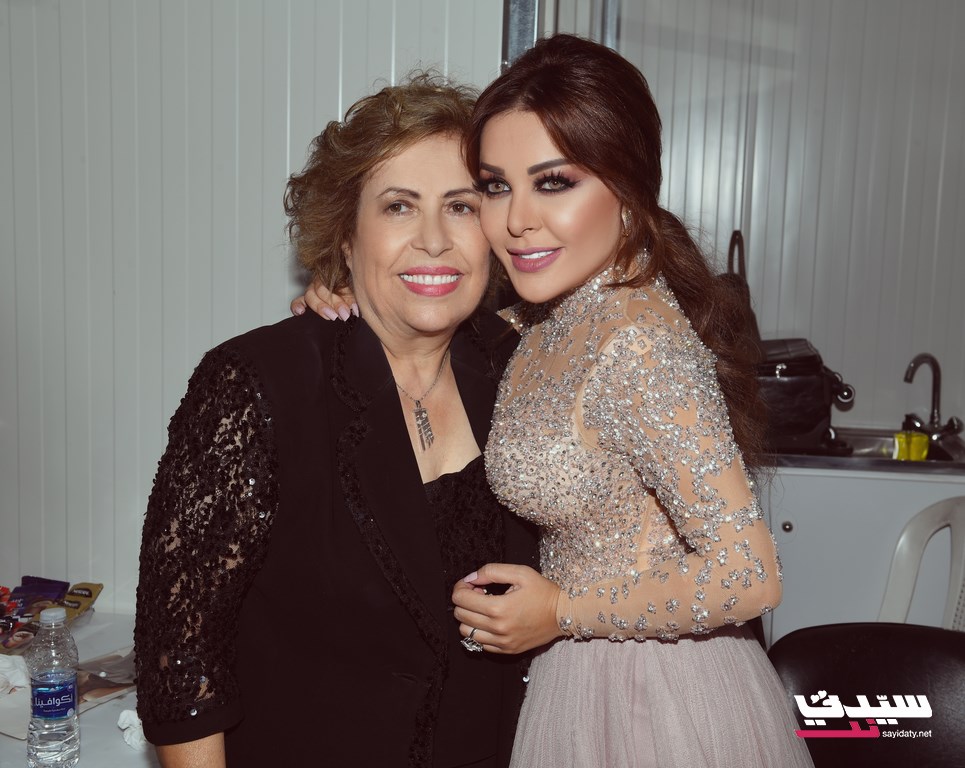 سارة الهاني مع والدتها بعد انتهاء الحفل