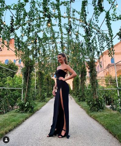 Bianca Brandolini بفستان باللون الأسود