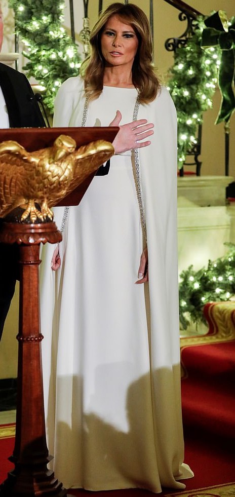 فستان فاخر باللون الأبيض من ريم عكرا تألقت به ميلانيا ترامب