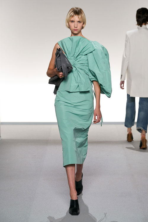 فستان باللون الأخضر المائي ضمن عرض جيفنشي Givenchy