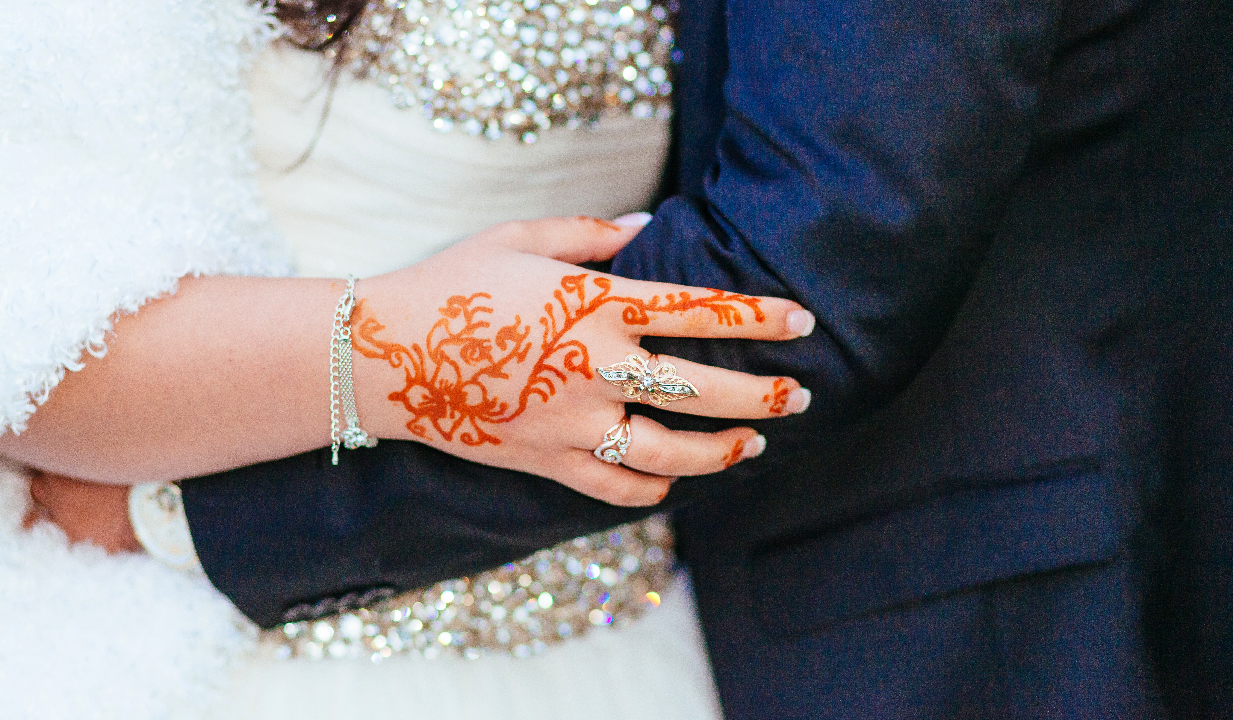 طقس وضع الحناء للعروس بمثابة حفل لتوديع العزوبية -  المصدر موقع Envato