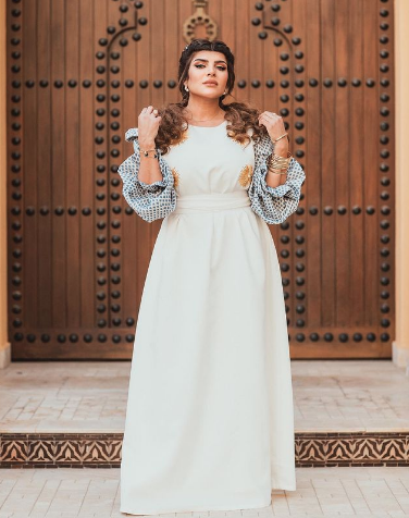 الممثلة الكويتية غدير السبتي واعتماد الاكمام المنفوشة
