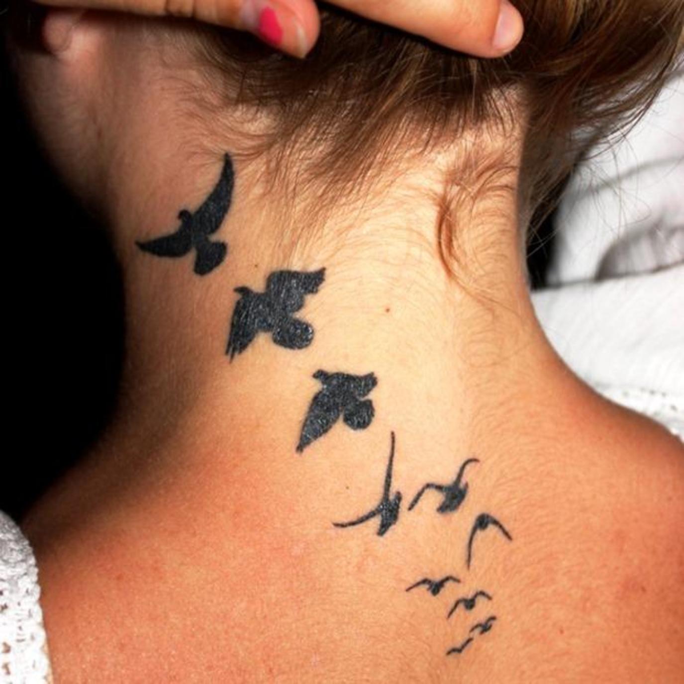 татуировка на спине девушки птицы