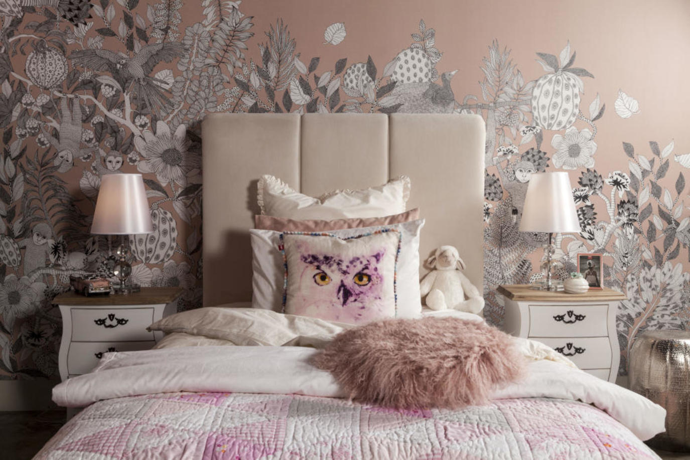 غرف نوم باللون الرمادي والوردي