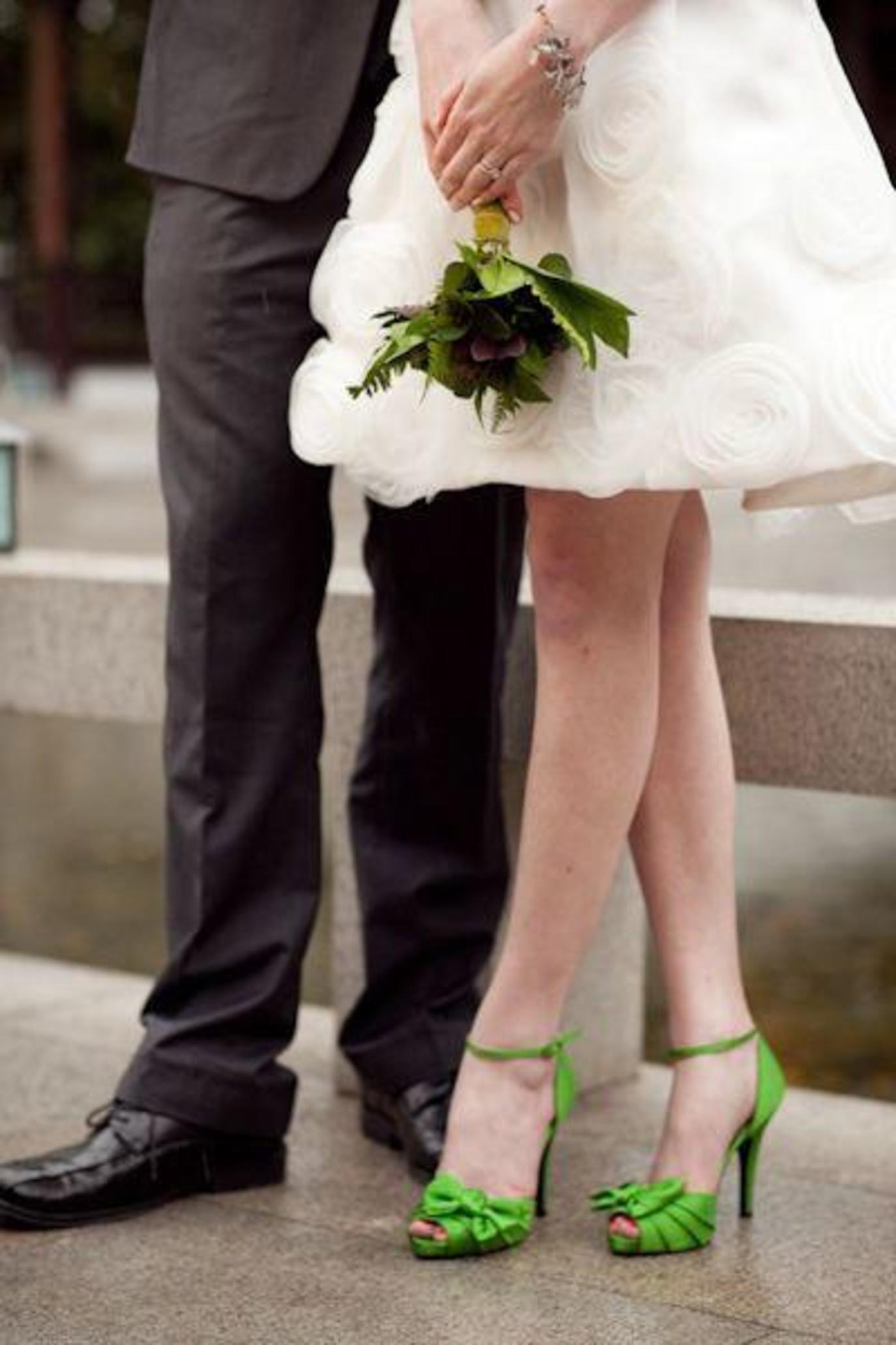 Свадебное платье с цветными туфлями