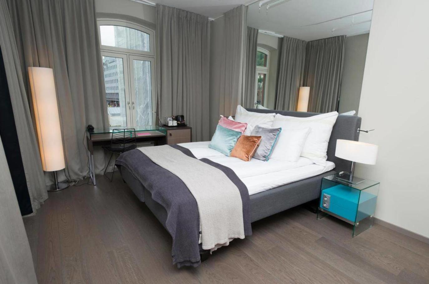 باص يحتوي على غرفة نوم luxury home design