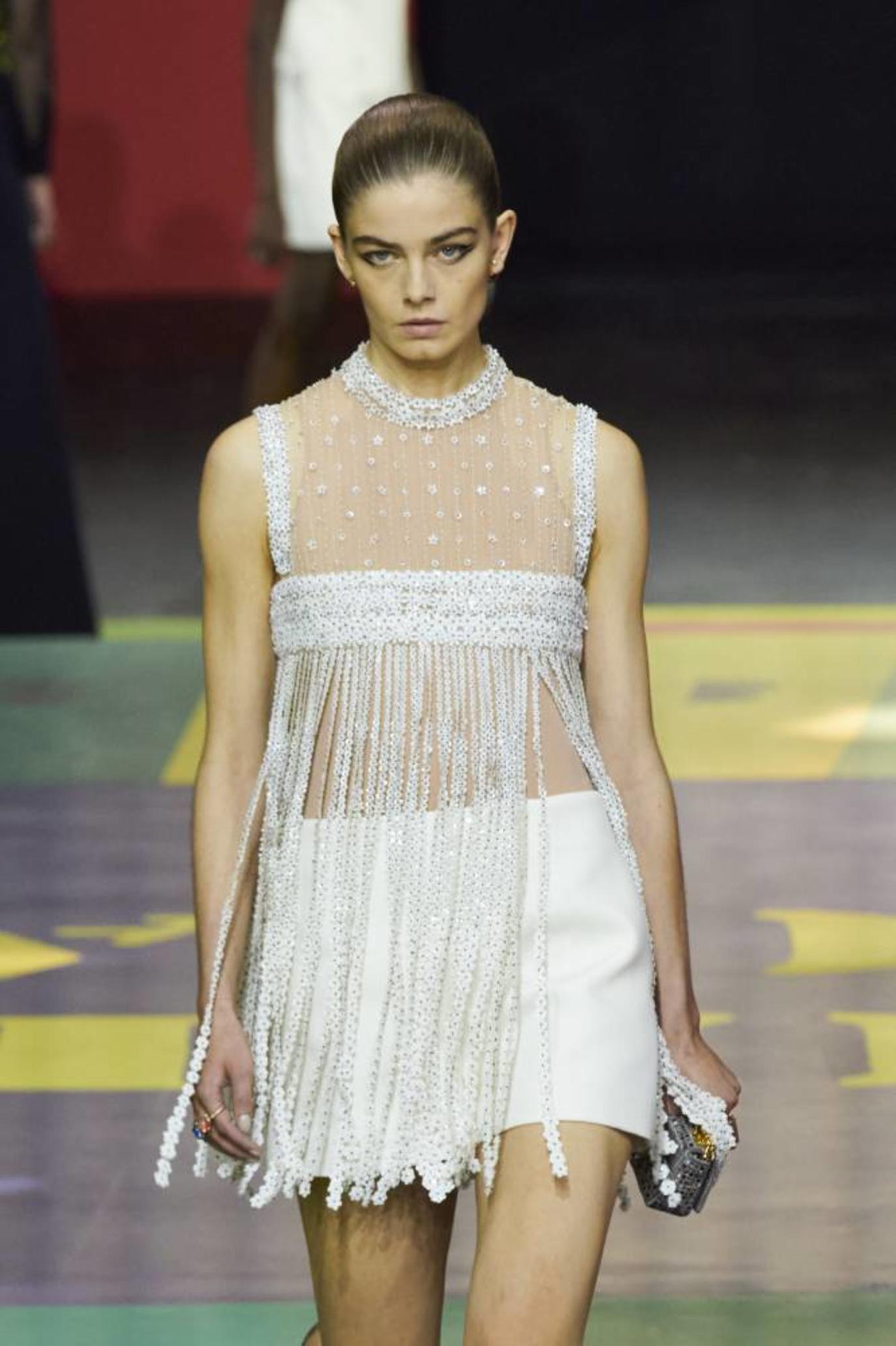 فستان بشراشيب باللون الأبيض من كريستيان ديور Christian Dior 