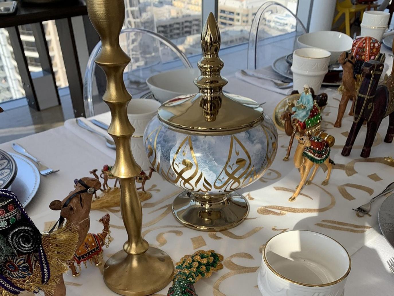 اللون الذهبي والحروف العربية في تزيين موائد رمضان