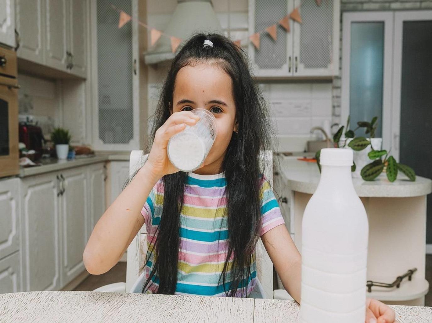 صورة لطفلة تتناول الحليب