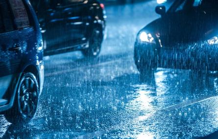 نصائح لقيادة آمنة خلال هطول الأمطار