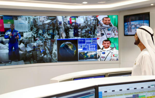 حاكم دبي يجري اتصالاً بالفيديو مع رائد الفضاء الإماراتي