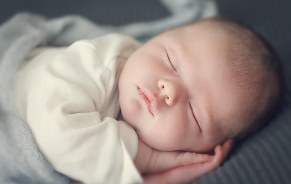 طرق تنظيم نوم الطفل في الشهر الأول