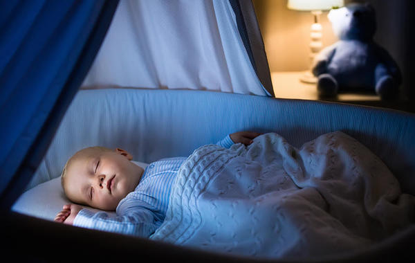متى يبدأ الطفل بالنوم طوال الليل؟