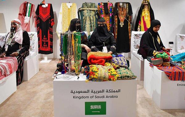 سعوديات يشاركن في فعاليات أيام الشارقة التراثية - الصورة من واس