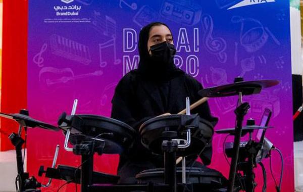 ميثة المنصوري موهبة إماراتية تشارك في مهرجان مترو دبي للموسيقى - الصورة من حساب المكتب الإعلامي لحكومة دبي