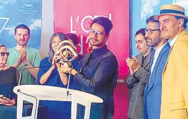 شوناك سين يتسلم جائزة العين الذهبية- الصورة من موقع Hindustan Times