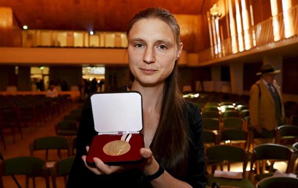 مارينا فيازوفسكا Maryna Viazovska ثاني امراة تحصل على الجائزة - الصورة من موقعpopsci.com