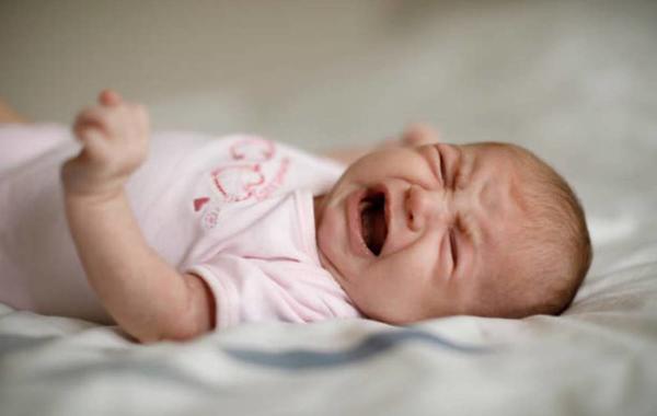 صورة لرضيع يبكي ويتألم