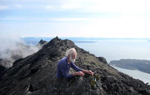 عمره 80 عاماً يتسلق 282 جبلاً بإسكتلندا في 1200 يوم ويحفر اسمه في موسوعة جينيس