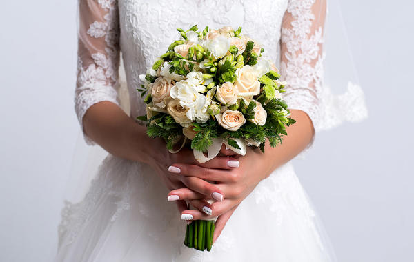 كيف تنسق العروس لون طلاء الأظافر مع ألوان باقة الورد؟