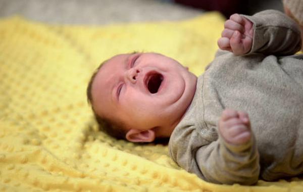 صورة لرضيع يبكي بسبب الامساك