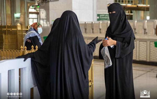 المرأة السعودية في خدمة قاصدات البيت الحرام