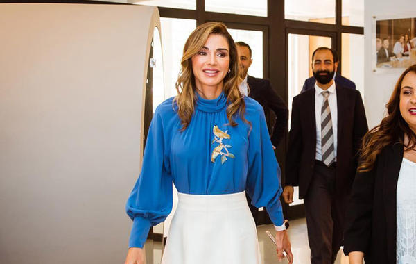 الملكة رانيا تتألق بلون الإنديغو وما سر نجاح إطلالاتها به؟ | مجلة سيدتي