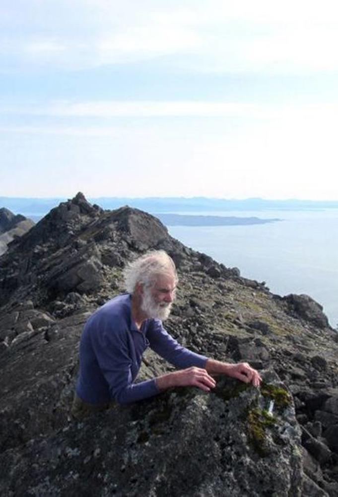 عمره 80 عاماً يتسلق 282 جبلاً بإسكتلندا في 1200 يوم ويحفر اسمه في موسوعة جينيس
