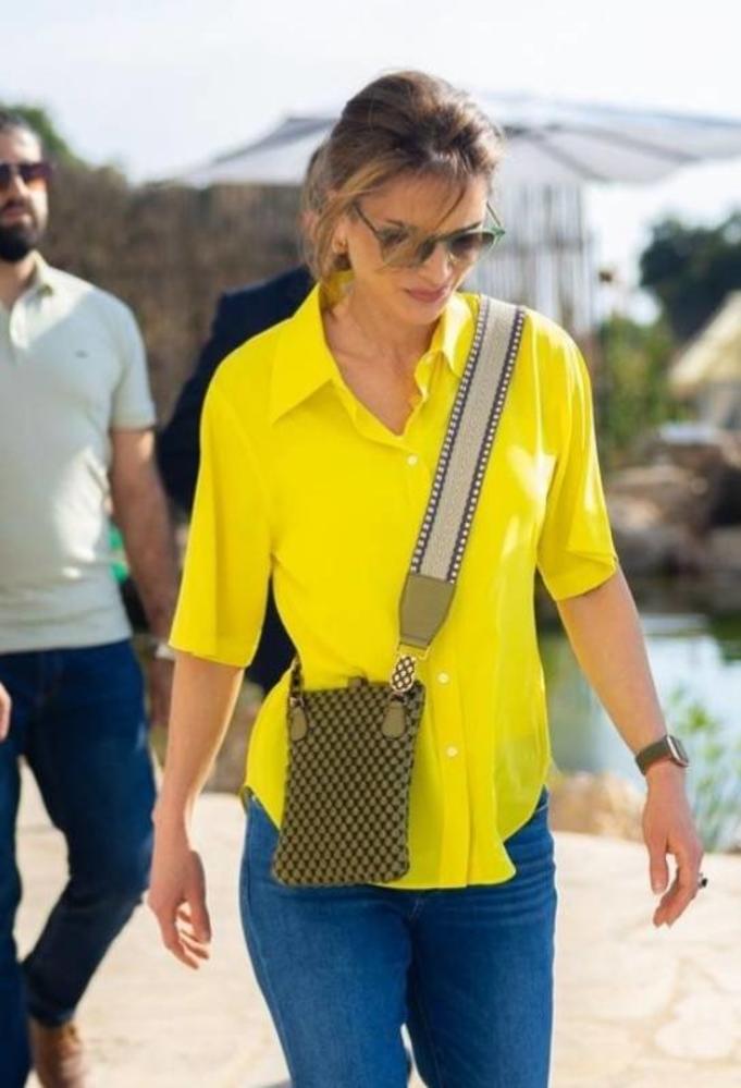 إطلالة الملكة رانيا باللون الأصفر- الصورة من حسابها على إنستغرام