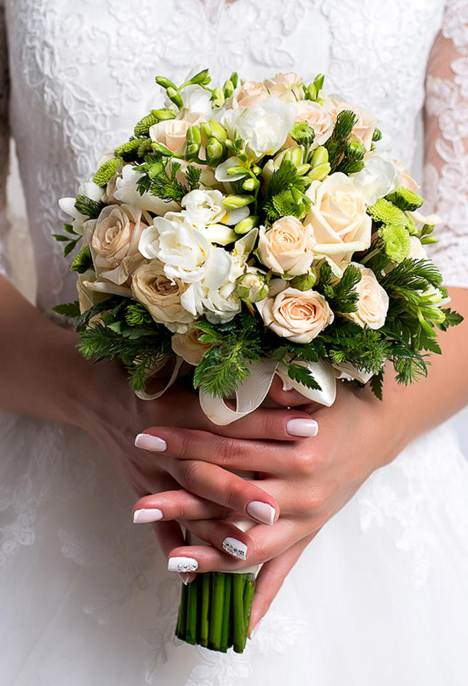 كيف تنسق العروس لون طلاء الأظافر مع ألوان باقة الورد؟