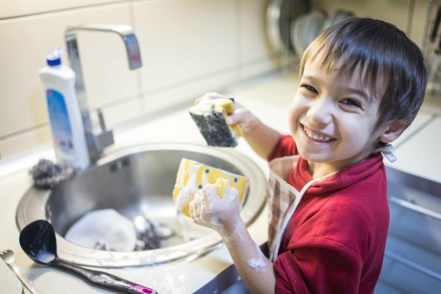 صورة طفل يغسل الأطباق