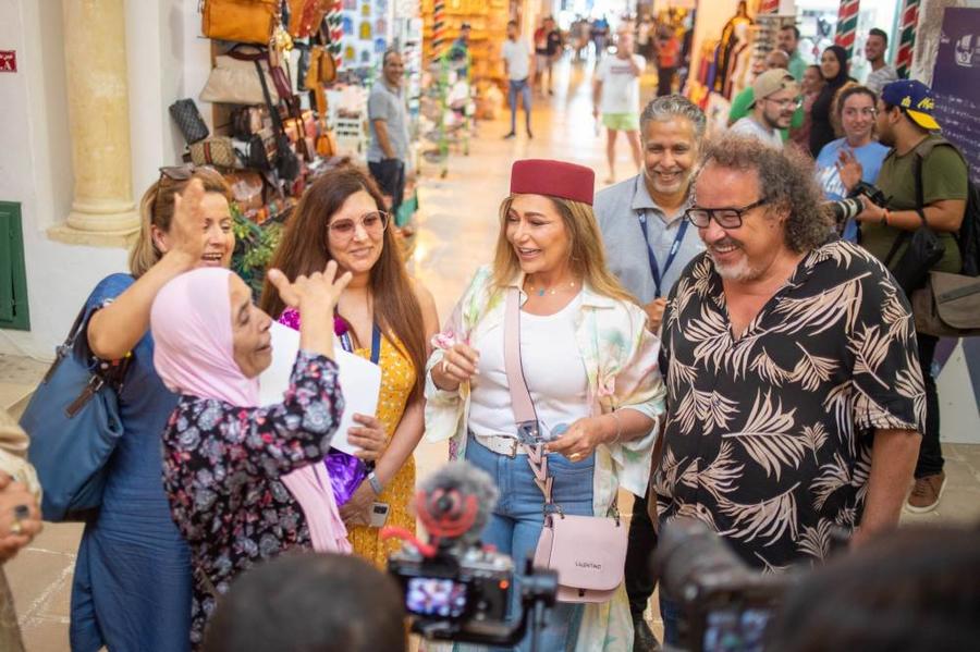 ليلى علوي تتجول في مدينة "ياسمين الحمامات" في تونس.. والنساء في الشارع يزغردن فرحاً بها
